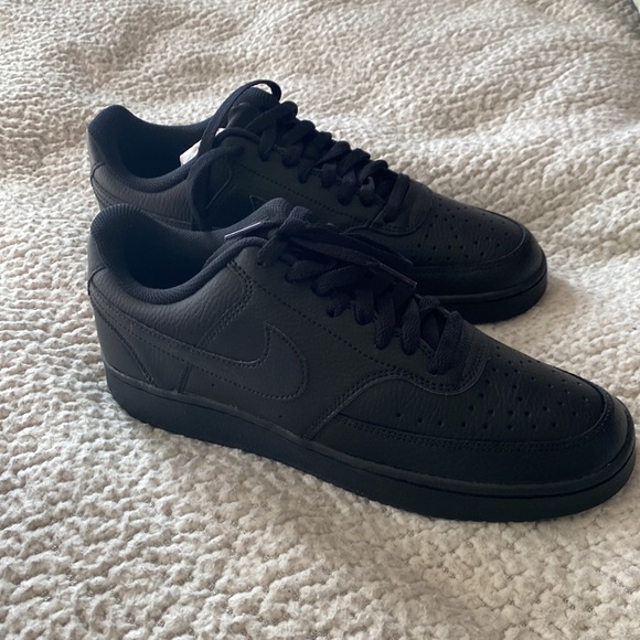 Unisex all black Nikes - Picture 3 of 4